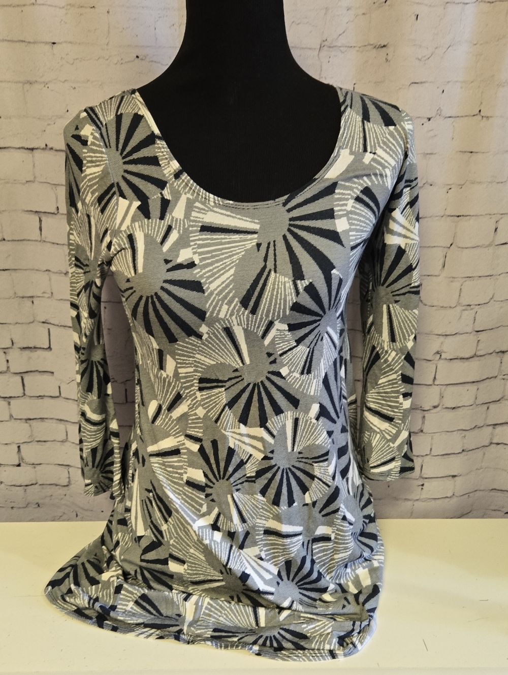 SALAAM Women’s Gray Geometric Scoop Neck Long Sleeve Top